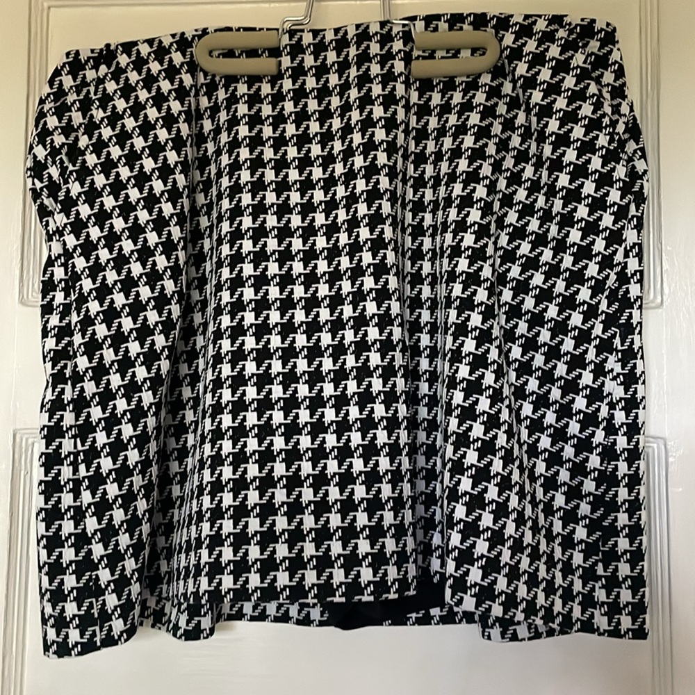 EUC CAbi Passport Skort Black & White Houndstooth Mini Sz 14
